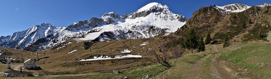 In salita dalla Baita del Camoscio (1750 m) sul sent. 115 per il Passo di San Simone (2106 m)